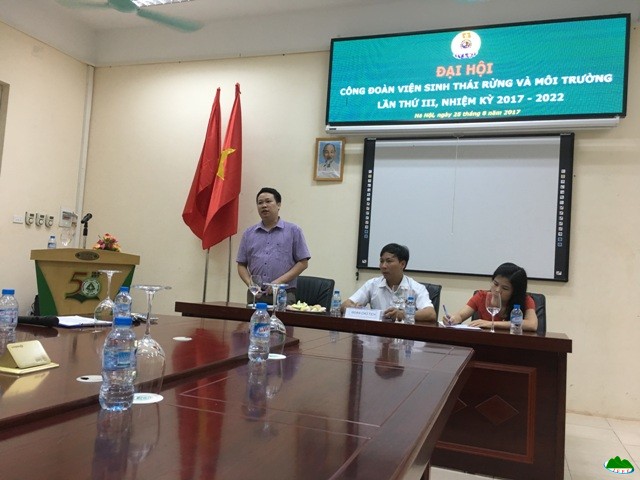 Phó Viện trưởng Phạm Văn Duẩn thảo luận với các cán bộ công đoàn Viện